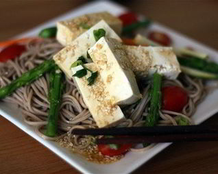 Гречневая лапша с томатами, тофу и базиликом