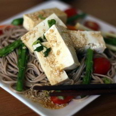 Гречневая лапша с томатами, тофу и базиликом