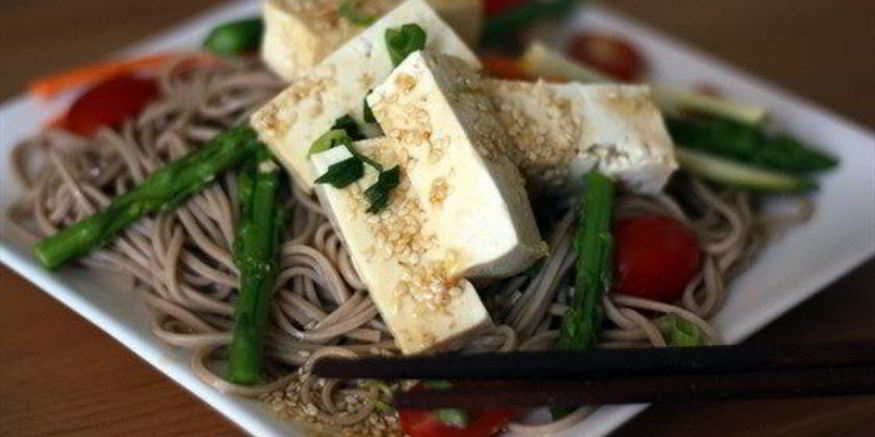 Рецепт гречневой лапши с томатами, тофу и базиликом