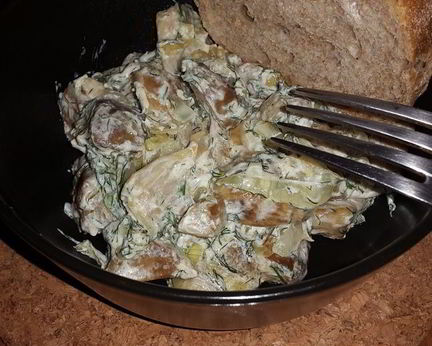 Белые грибы, жареные с луком и сметаной