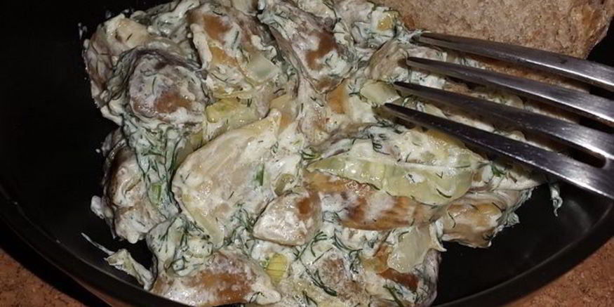 Рецепт белых грибов, жареных с луком и сметаной