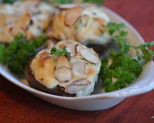 Фаршированные грибы с крабовым соусом