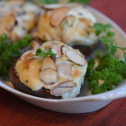 Фаршированные грибы с крабовым соусом