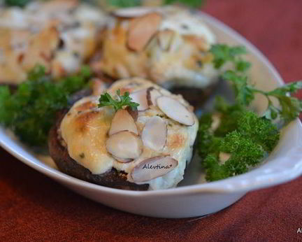 Фаршированные грибы с крабовым соусом