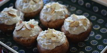 фаршированные грибы с крабовым соусом