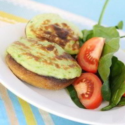 Грибные шляпки, фаршированные шпинатом и голубым сыром