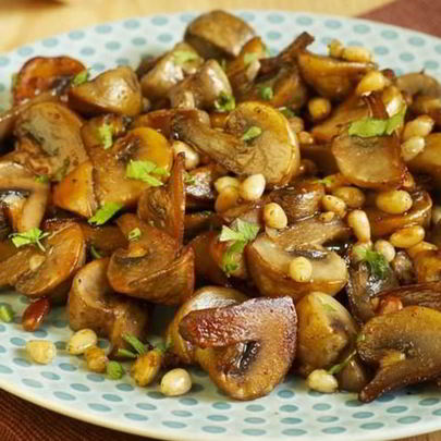 Грибы с чесноком и кедровыми орешками