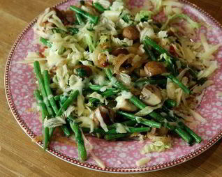 Грибы с фасолью, капустой и сыром