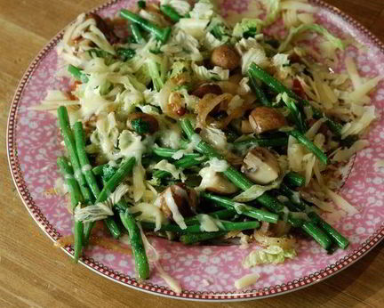 Грибы с фасолью, капустой и сыром