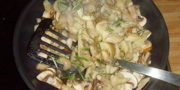 грибы с пореем, запеченные под сливочным соусом