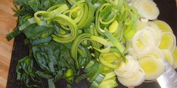 грибы с пореем, запеченные под сливочным соусом