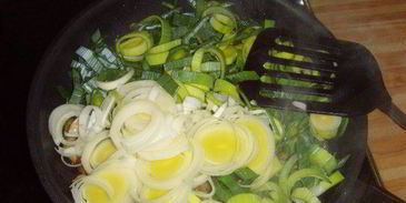 грибы с пореем, запеченные под сливочным соусом