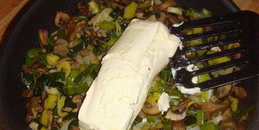 грибы с пореем, запеченные под сливочным соусом