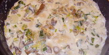 грибы с пореем, запеченные под сливочным соусом