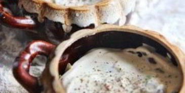 грибы в горшочке со сметаной