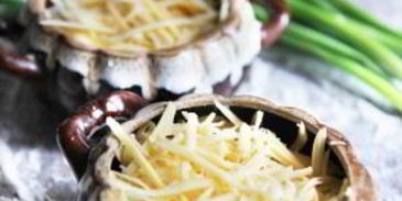 грибы в горшочке со сметаной