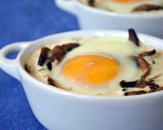 Грибы в сливках, запеченые с яйцом