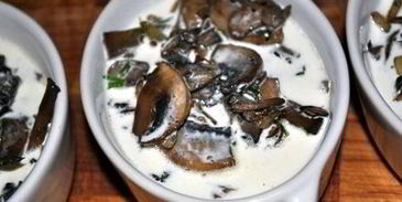 грибы в сливках, запеченые с яйцом