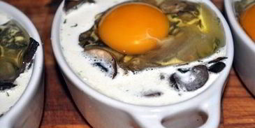 грибы в сливках, запеченые с яйцом