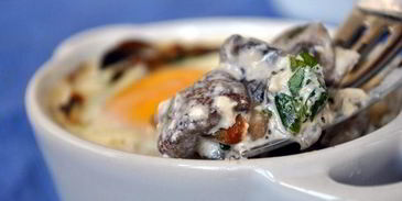 грибы в сливках, запеченые с яйцом