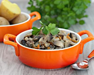 Грибы в сметане в мультиварке тушеные