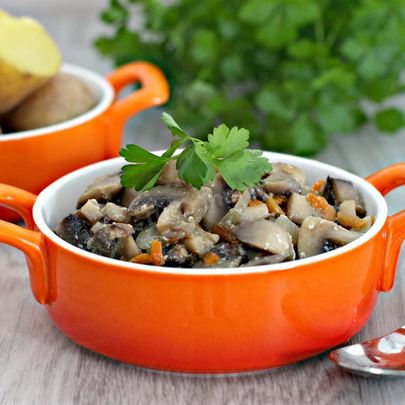 Грибы в сметане в мультиварке тушеные