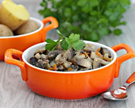 Грибы в сметане в мультиварке тушеные