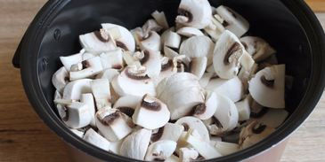 грибы в сметане в мультиварке тушеные