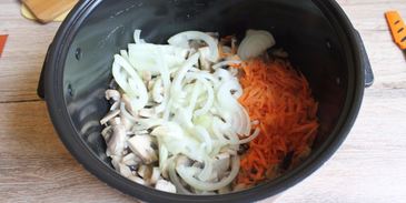 грибы в сметане в мультиварке тушеные