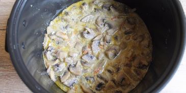 грибы в сметане в мультиварке тушеные