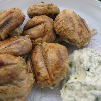 Шампиньоны на решетке на костре