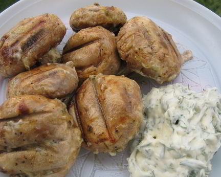 Шампиньоны на решетке на костре