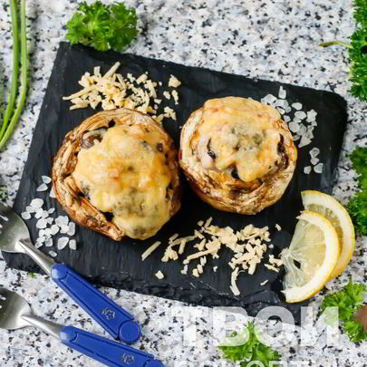 Шампиньоны с курицей и сыром