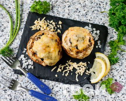 Шампиньоны с курицей и сыром