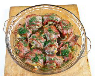 Шампиньоны в беконе в духовке