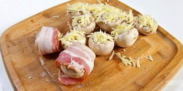 шампиньоны в беконе в духовке