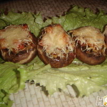 Шампиньоны, запеченные с помидором и сыром