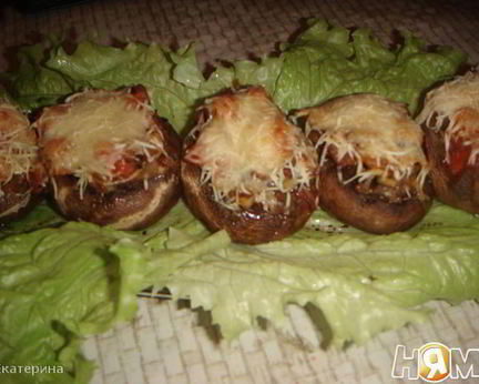 Шампиньоны, запеченные с помидором и сыром