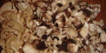 шампиньоны, запеченные с помидором и сыром