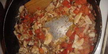 шампиньоны, запеченные с помидором и сыром