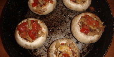 шампиньоны, запеченные с помидором и сыром