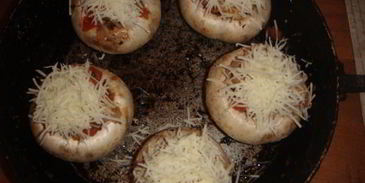 шампиньоны, запеченные с помидором и сыром