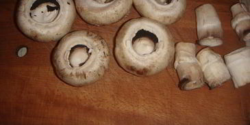 шампиньоны, запеченные с помидором и сыром