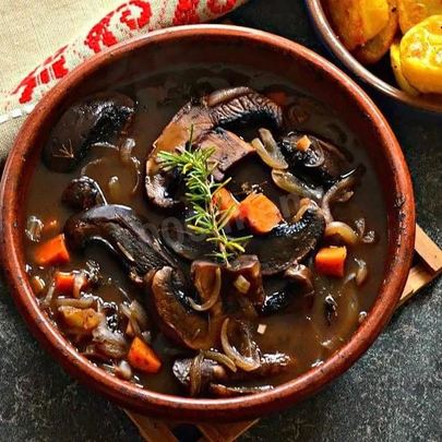 Тушеные королевские шампиньоны с овощами