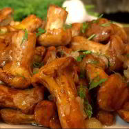 Рецепт Жареных грибов лисички с чесноком в сливочном масле