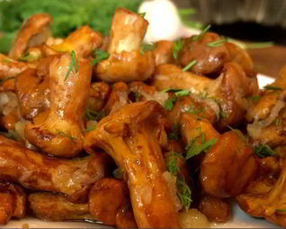 Жареные грибы лисички с чесноком в сливочном масле