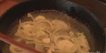 жареные грибы лисички с чесноком в сливочном масле