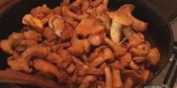 жареные грибы лисички с чесноком в сливочном масле