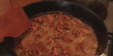 жареные грибы лисички с чесноком в сливочном масле