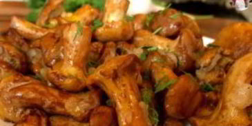 жареные грибы лисички с чесноком в сливочном масле